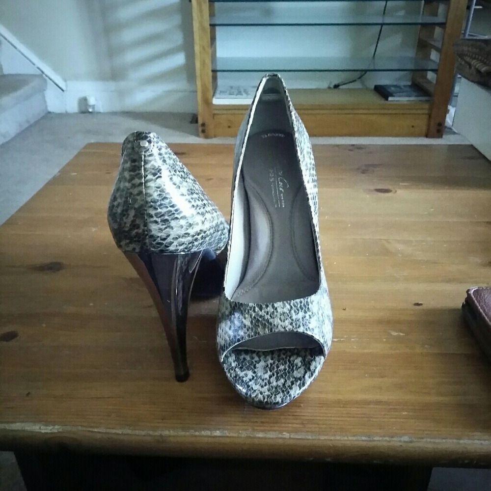 Kenneth Cole snakeskin pumps